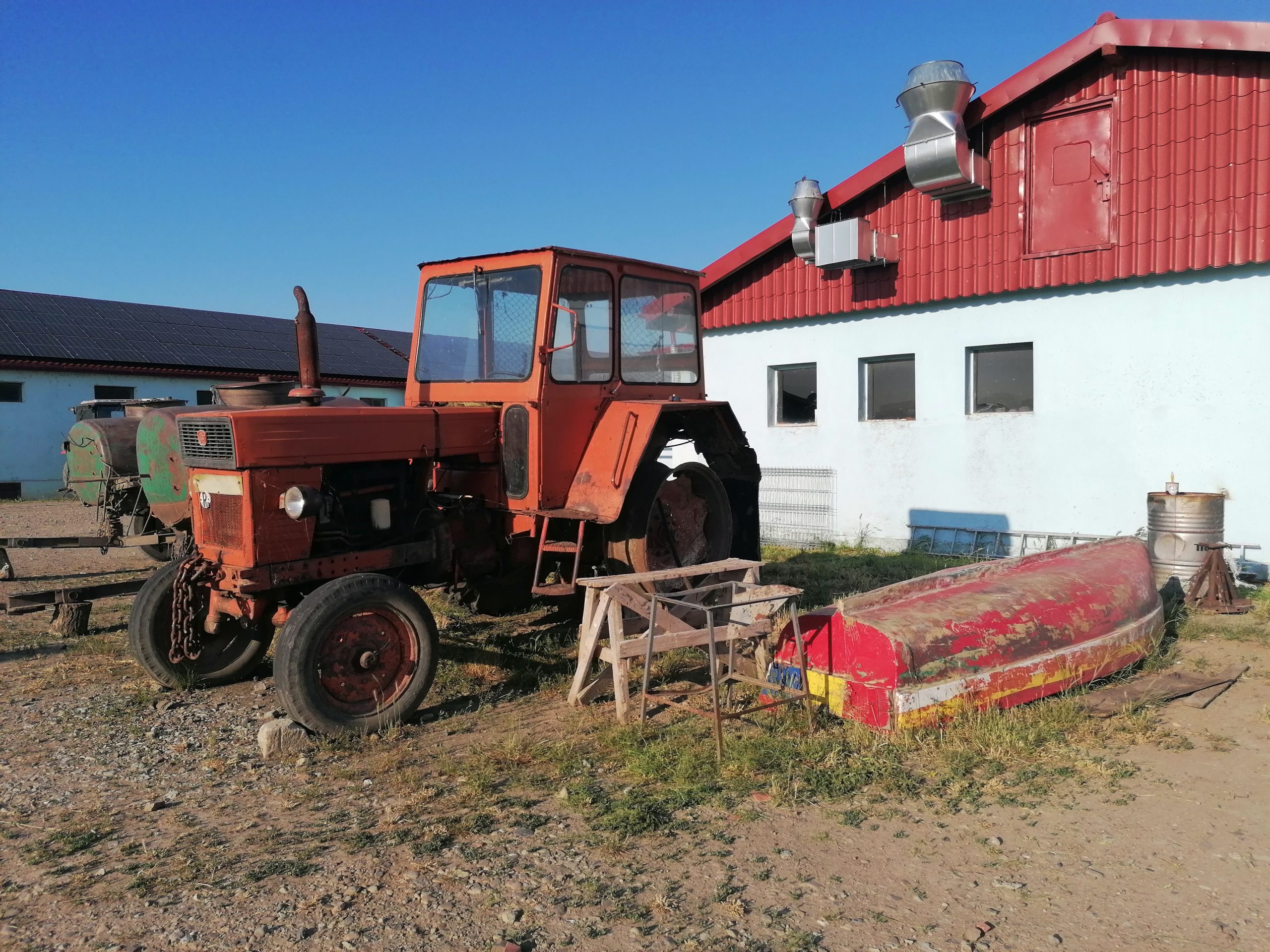 Galaţi: Tractorul Primăriei Măstăcani, furat în timp ce se afla parcat vizavi de instituţie