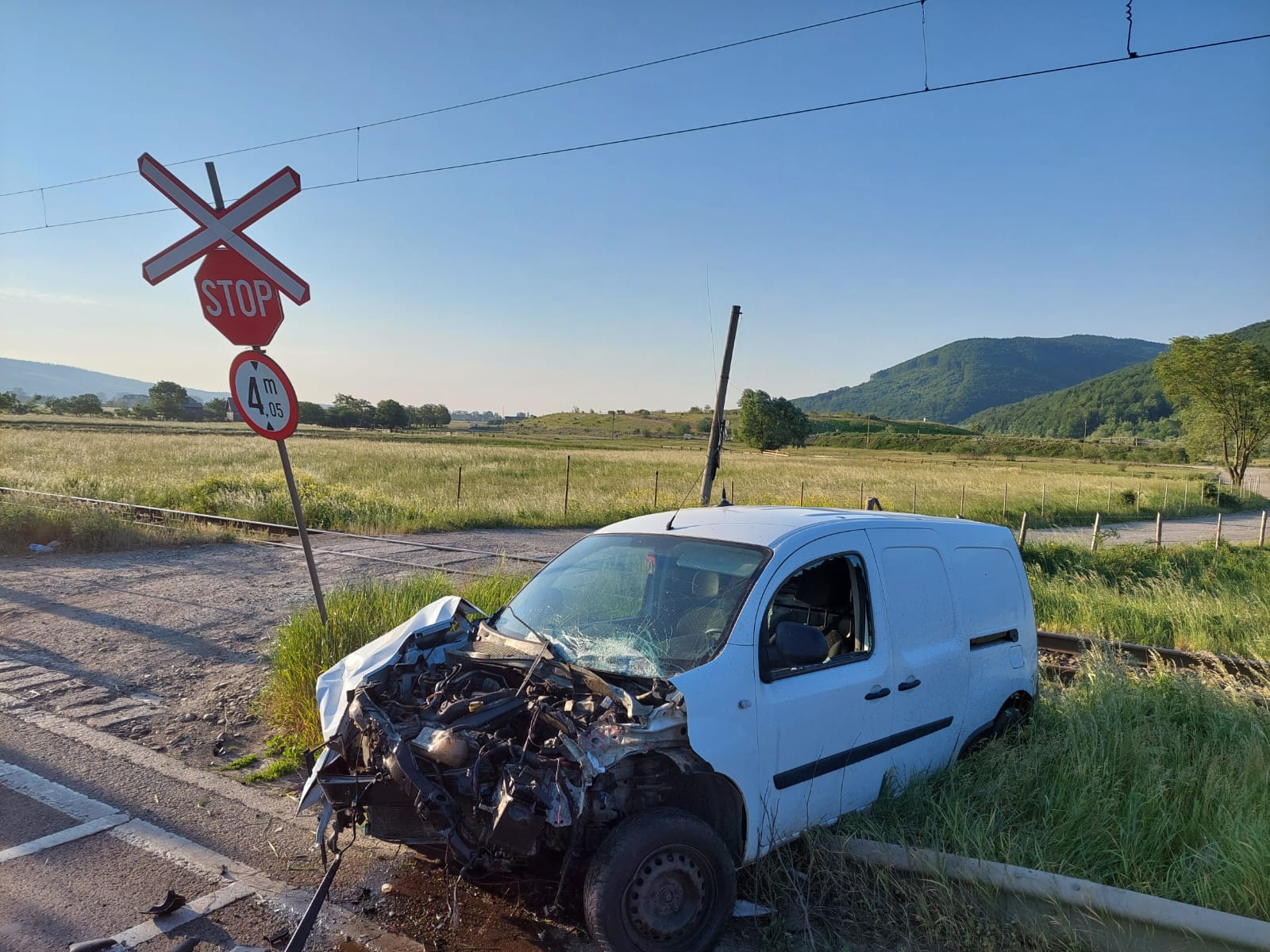 (FOTO) Suceava: Autoturism lovit de tren la Gura Humorului; o persoană a fost rănită