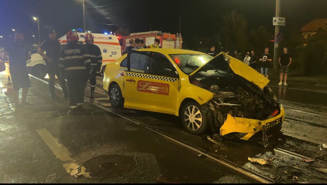 (FOTO/AUDIO) Accident grav în municipiul Iași. Un taximetrist a intrat cu autoturismul într-o mașină a CTP