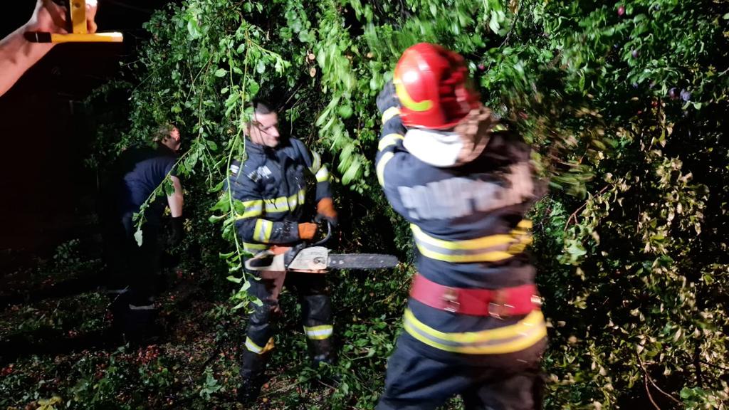 Numeroase pagube s-au înregistrat în judeţul Galaţi, afectat de o furtună cu forţa unei tornade