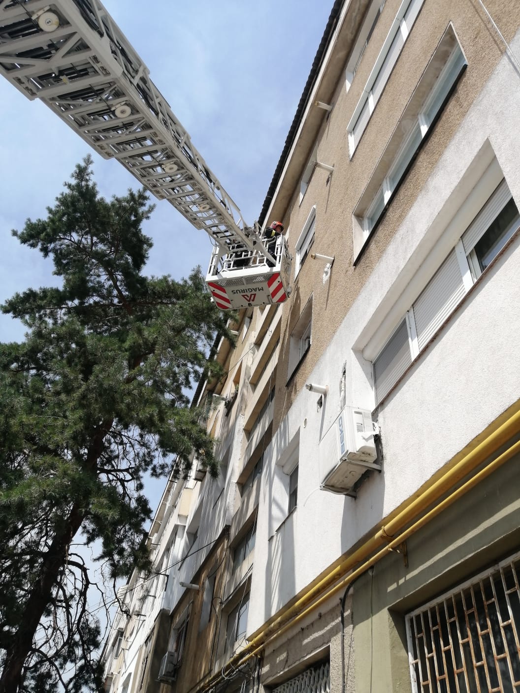 (FOTO) Vrancea: Copil de 2 ani, blocat singur în casă, salvat de pompieri