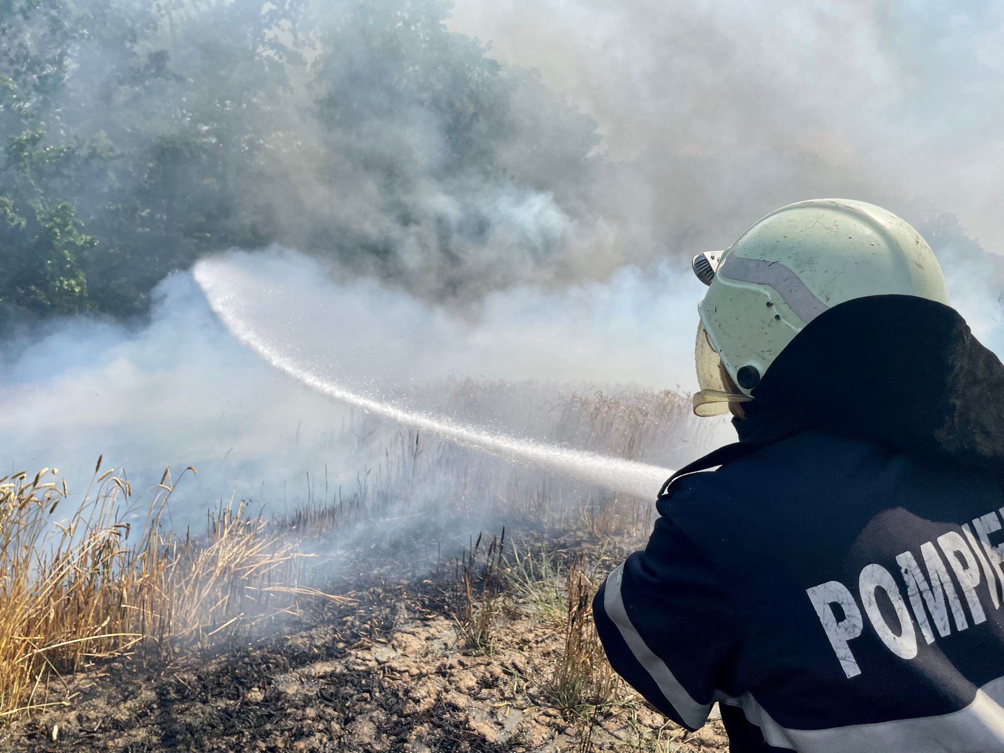 Pompierii români îşi continuă misiunile în Franţa şi Grecia în eforturile de a opri incendiile de vegetaţie