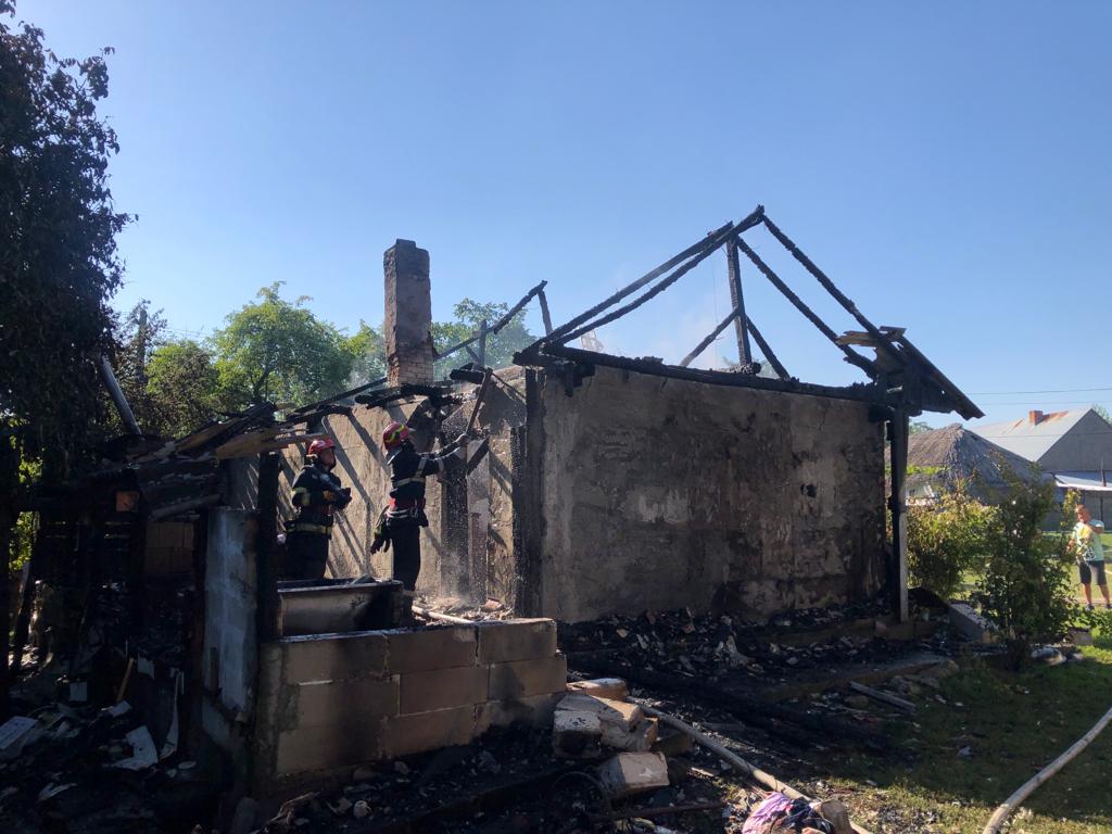 (FOTO) Botoşani: Casa unei femei de 68 de ani, distrusă complet în urma unui incendiu