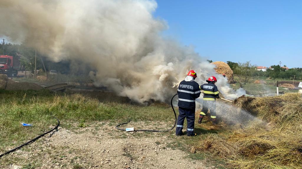 (FOTO) Botoşani: 20 de tone de furaje au ars în urma unui incendiu la Stăuceni