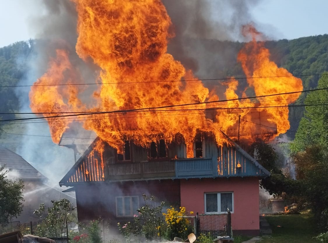 (FOTO) Bacău: Incendiu de amploare în comuna Tarcău