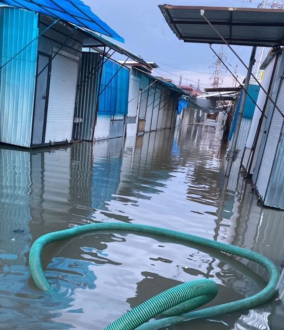 (FOTO) Pompierii chemaţi să evacueze apa din Gara Burdujeni şi Bazarul Suceava, în urma unor ploi abundente