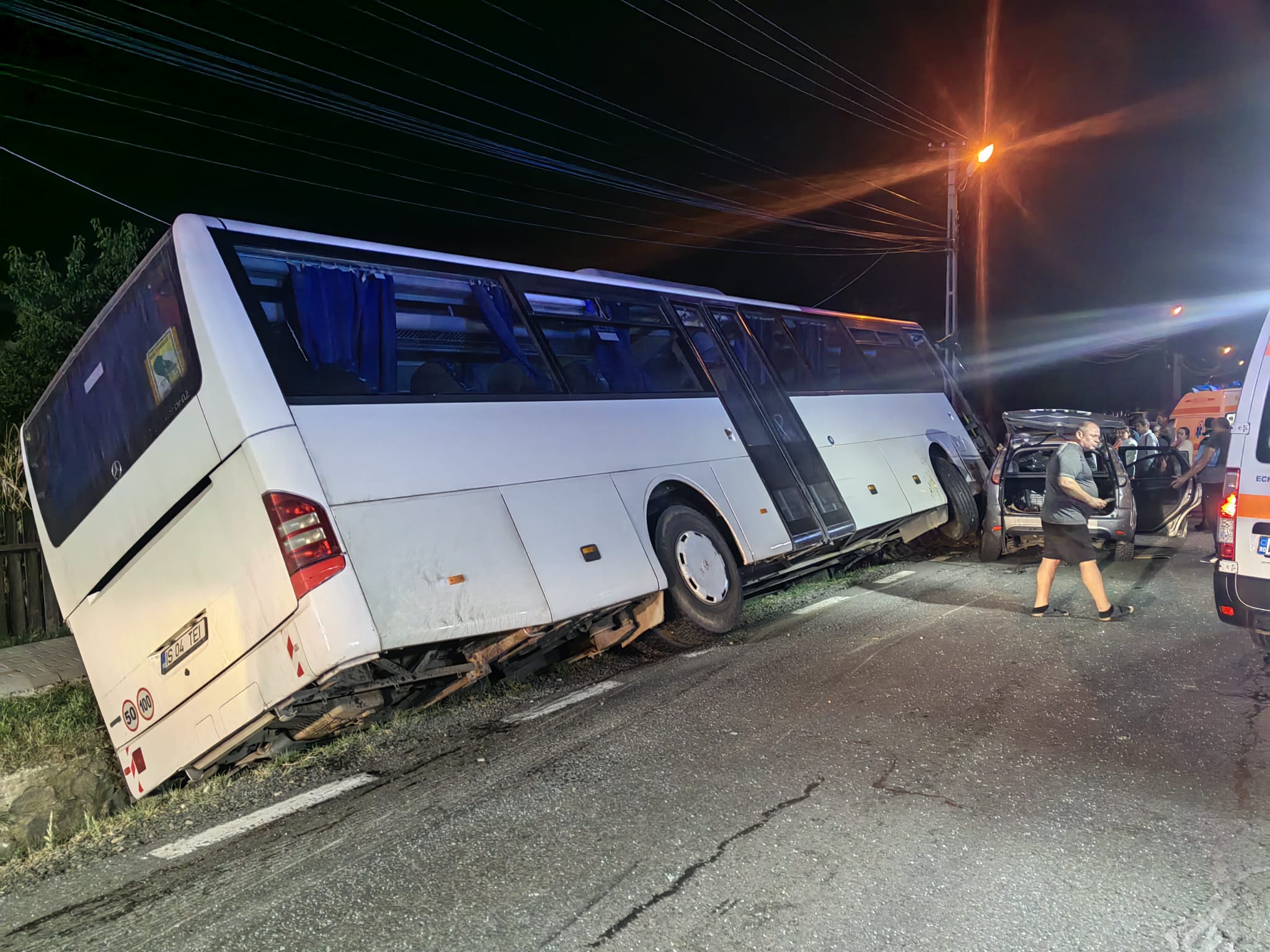 Iaşi: Un autocar cu 30 de persoane a ieşit în decor în urma unei coliziuni cu o maşină; şase răniţi