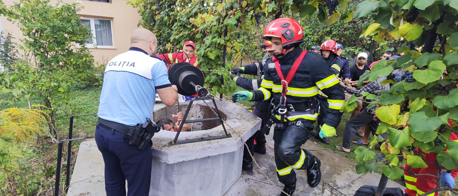 Botoșani: Bărbat salvat de pompieri dintr-o fântână de peste zece metri