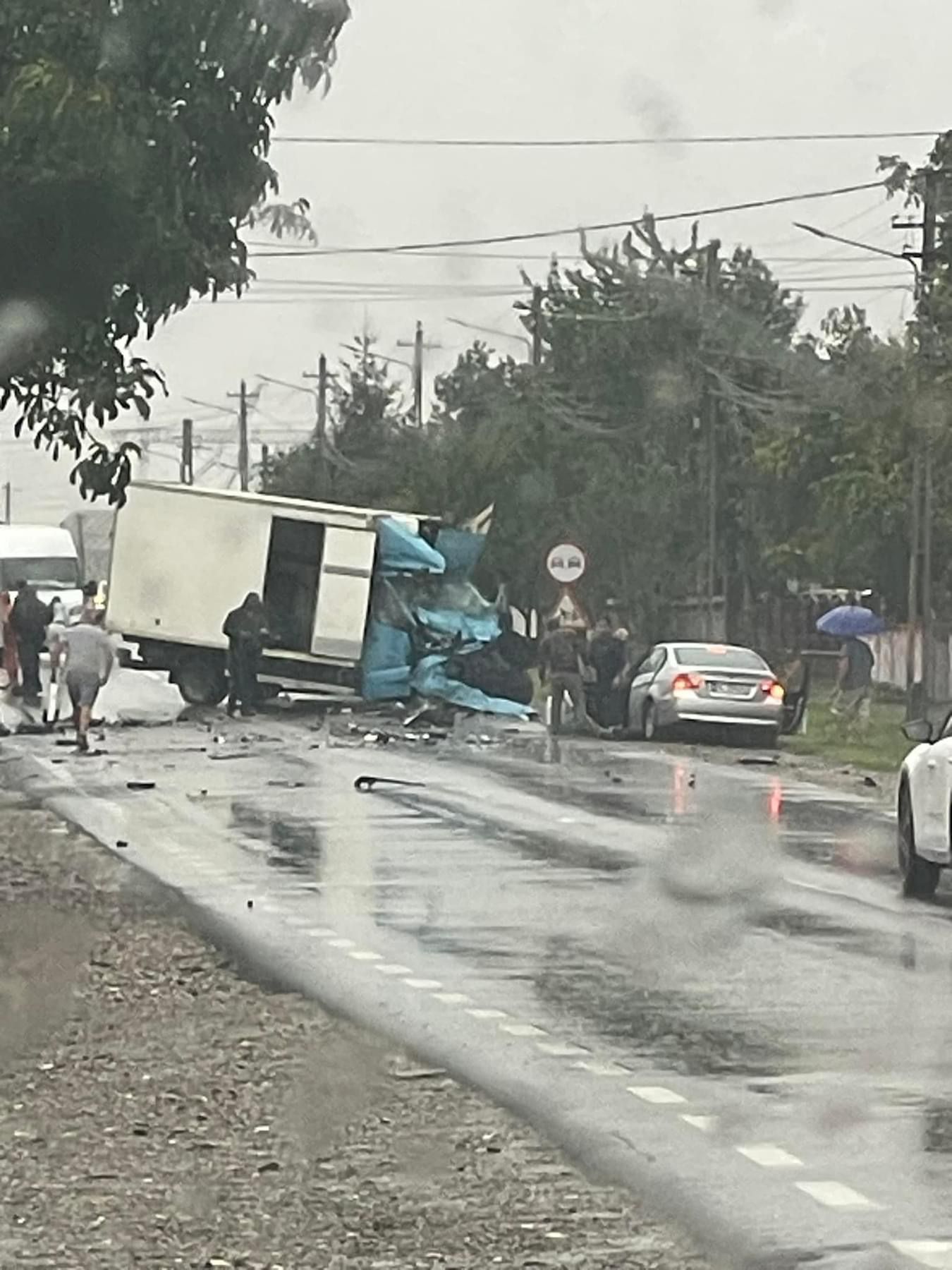 (FOTO) Neamţ: O adolescentă a decedat şi alte patru persoane au fost rănite într-un accident pe DN 2, la Gherăieştii Noi