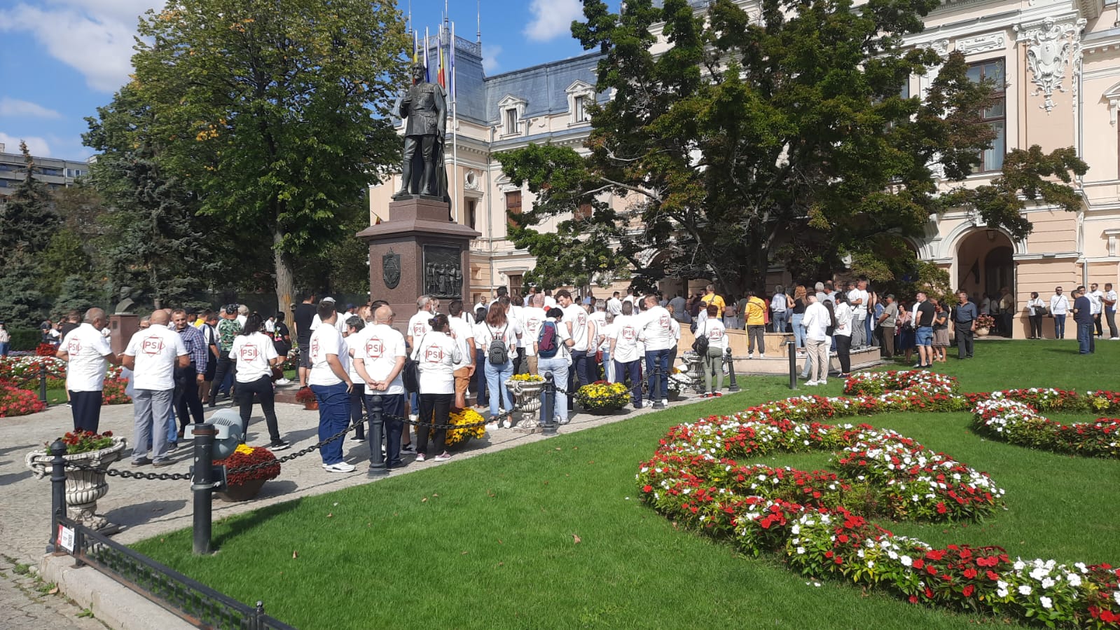 (AUDIO/FOTO) Protest AUR în faţa Primăriei Iaşi cu sute de persoane