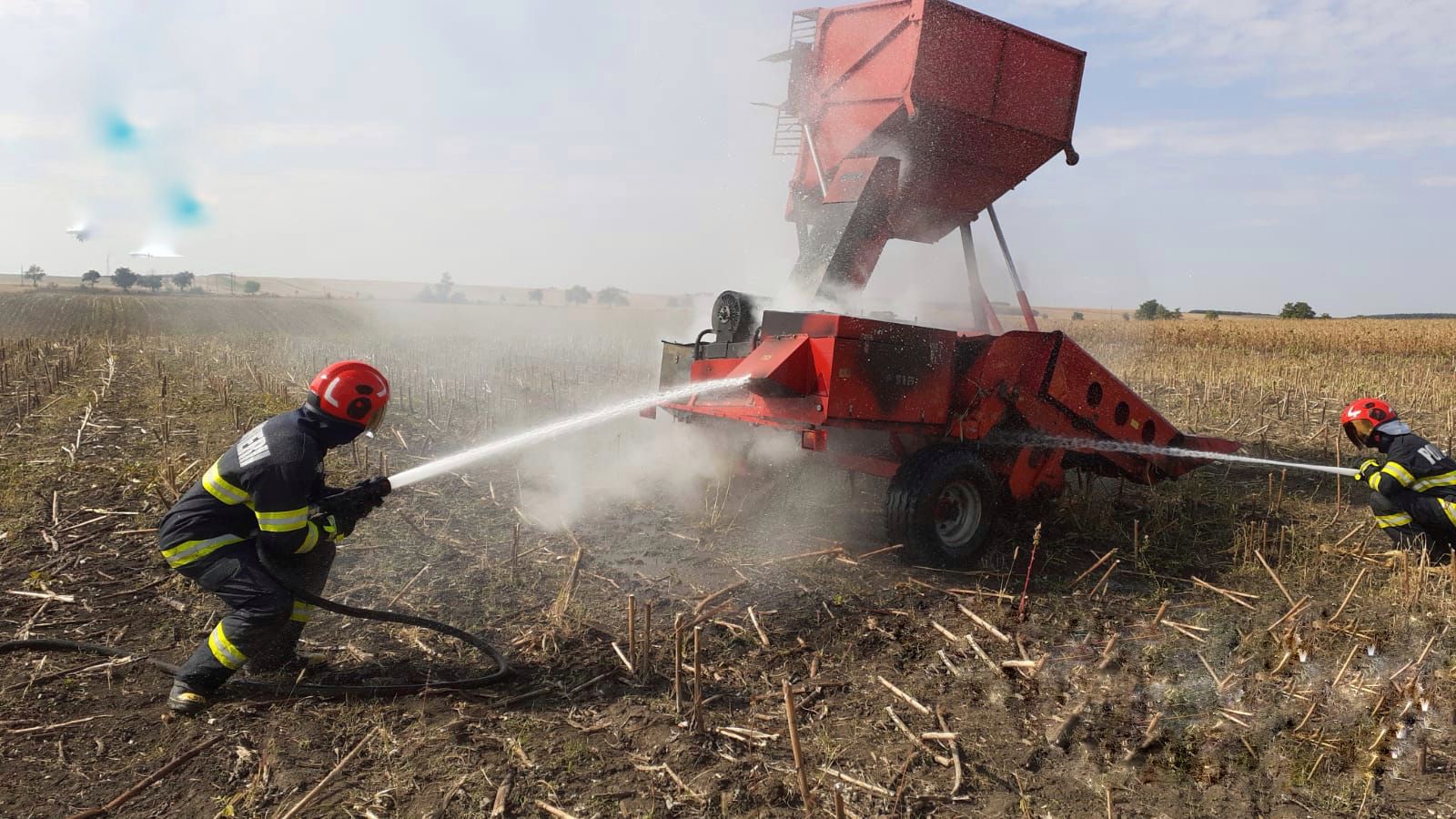 Botoşani: Incendiu la un utilaj de recoltare a porumbului