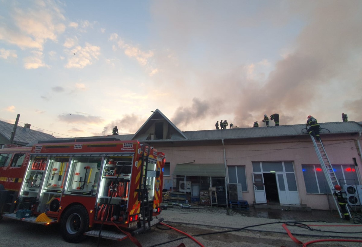 Suceava: Un incendiu izbucnit la un chioşc s-a extins la două clădiri învecinate; intervin opt echipaje de pompieri