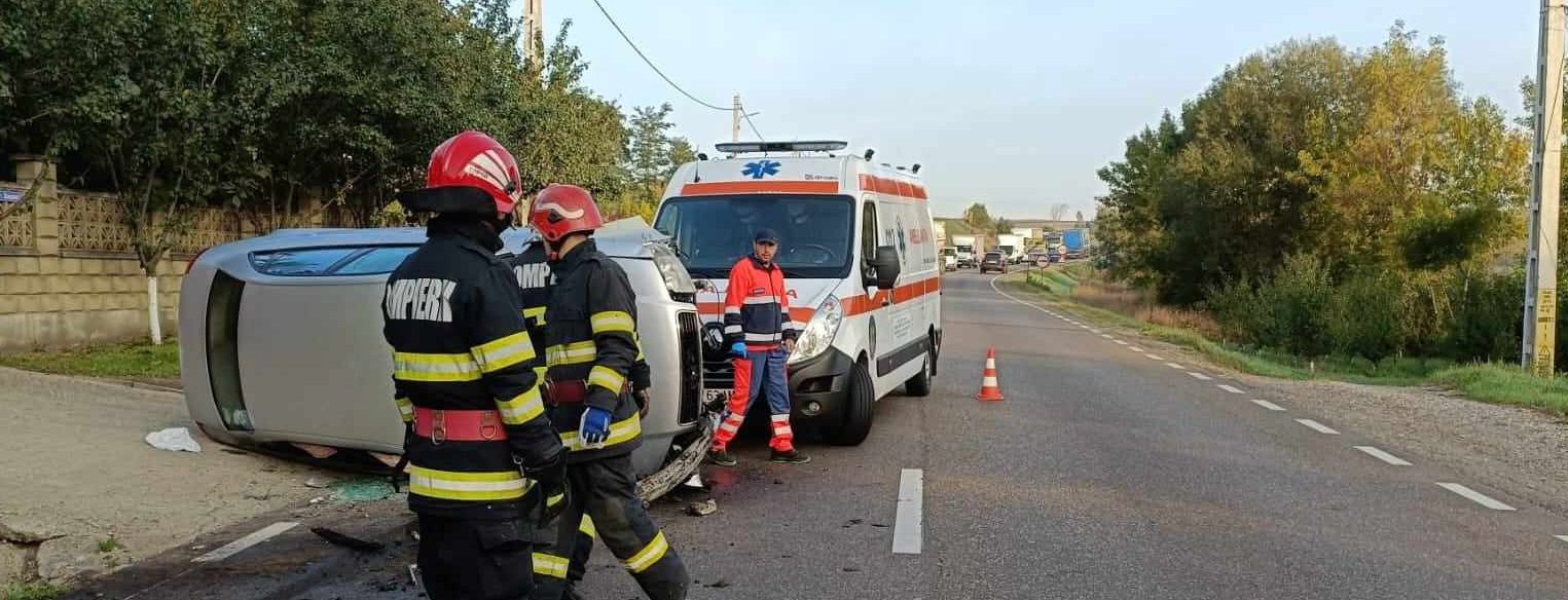 Suceava: Un autoturism în care se aflau patru persoane, dintre care doi copii, s-a răsturnat pe DN 2