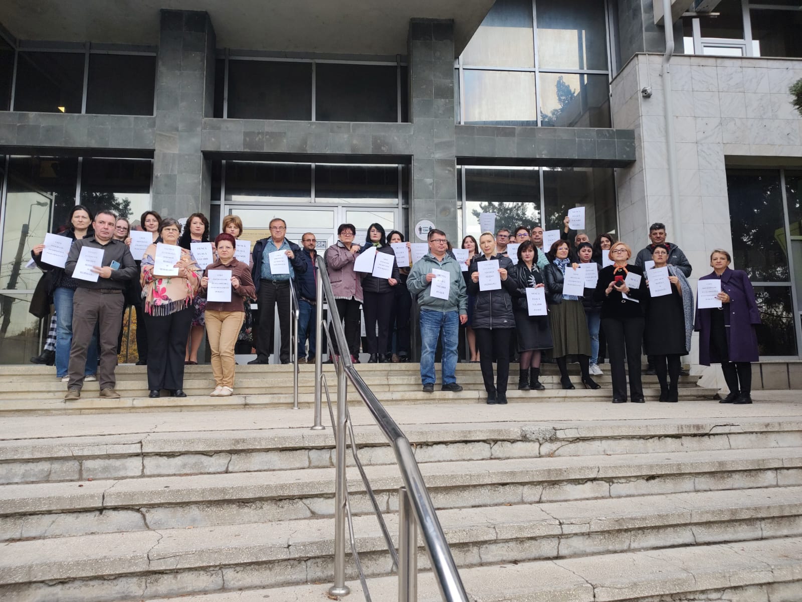 Botoşani: Protest al angajaţilor de la Casa Judeţeană de Pensii