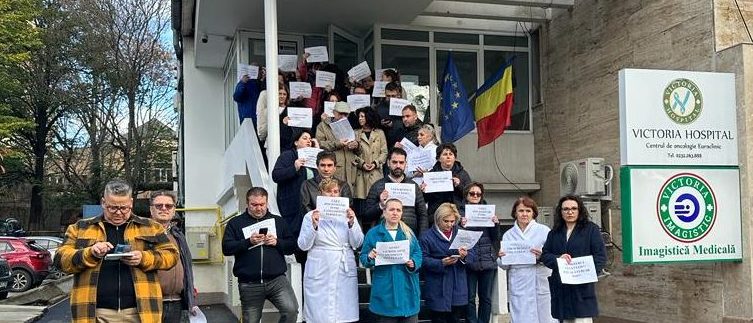 Aproximativ 50 de angajați ai Direcției de Sănătate Publică Iași au întrerupt astăzi lucrul și au protestat în fața instituției