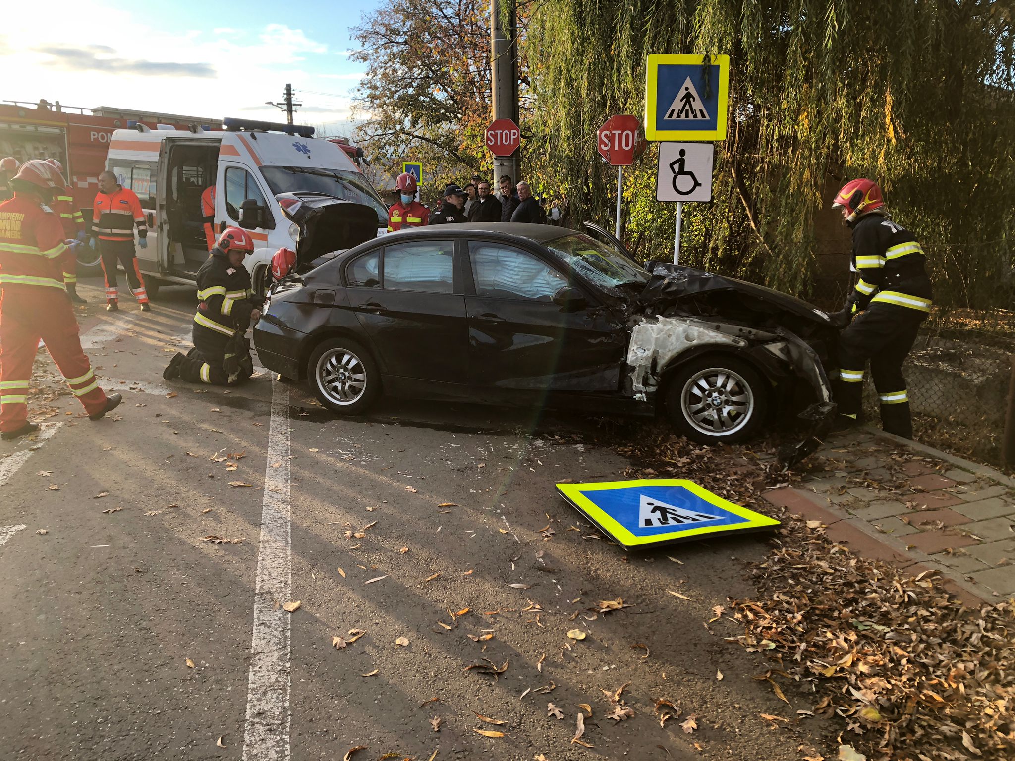 Botoşani: Un bărbat a fost rănit, după ce maşina sa a fost lovită de tren