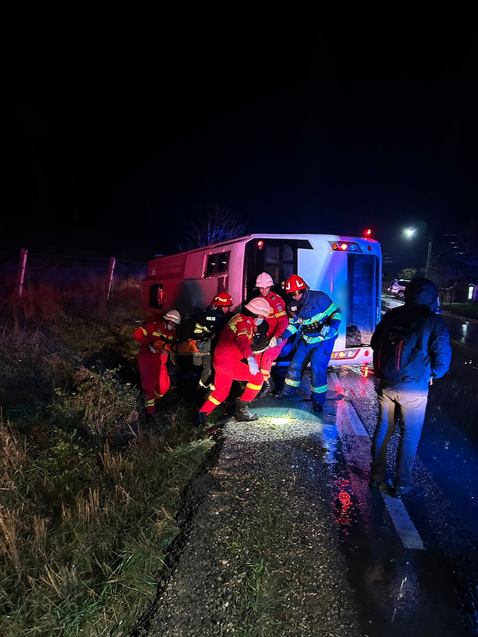 Suceava: Un miniautocar cu șapte persoane la bord s-a răsturnat în afara părții carosabile