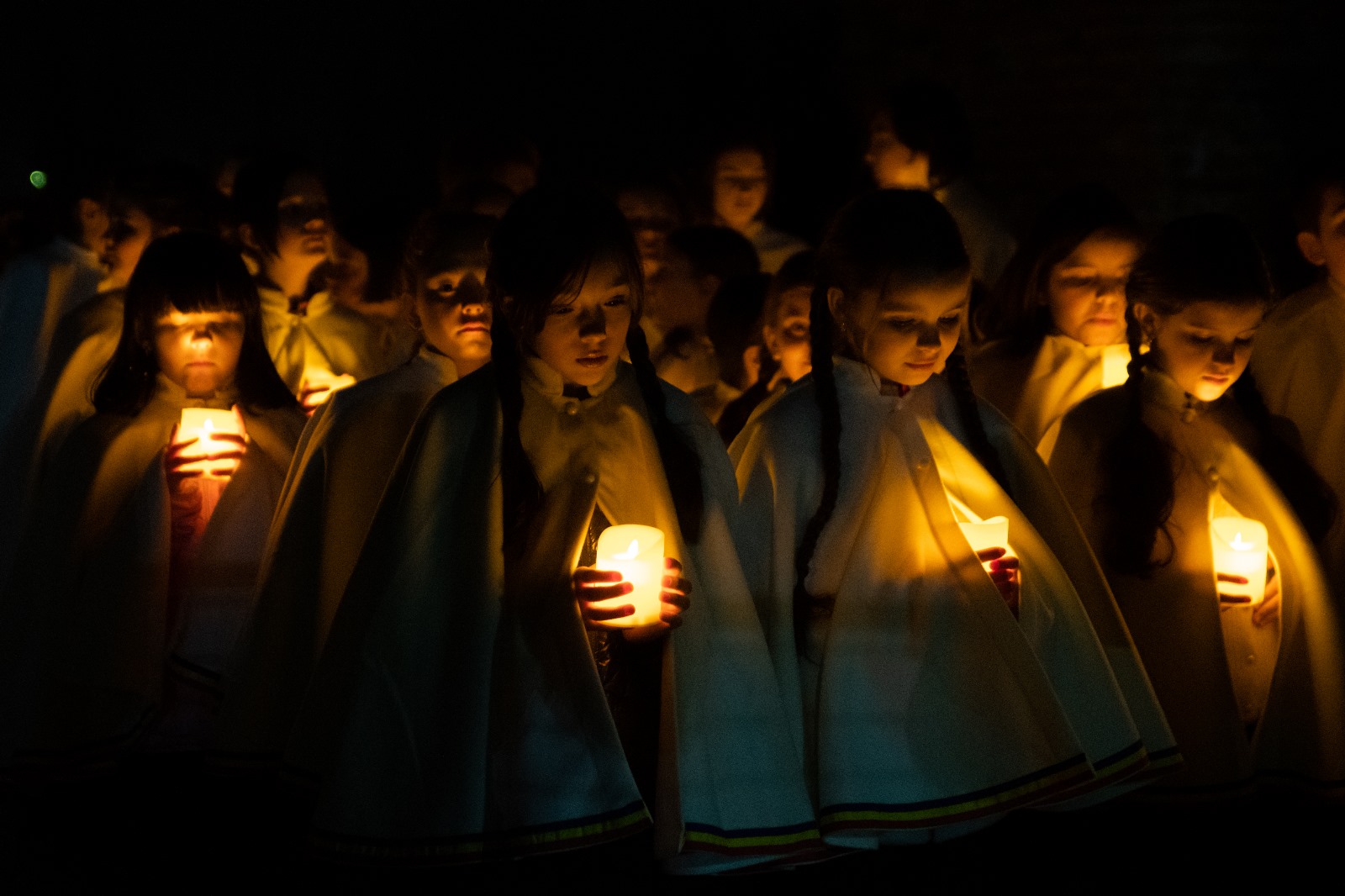 Copiii din Cantus Mundi cer un armistițiu de Crăciun