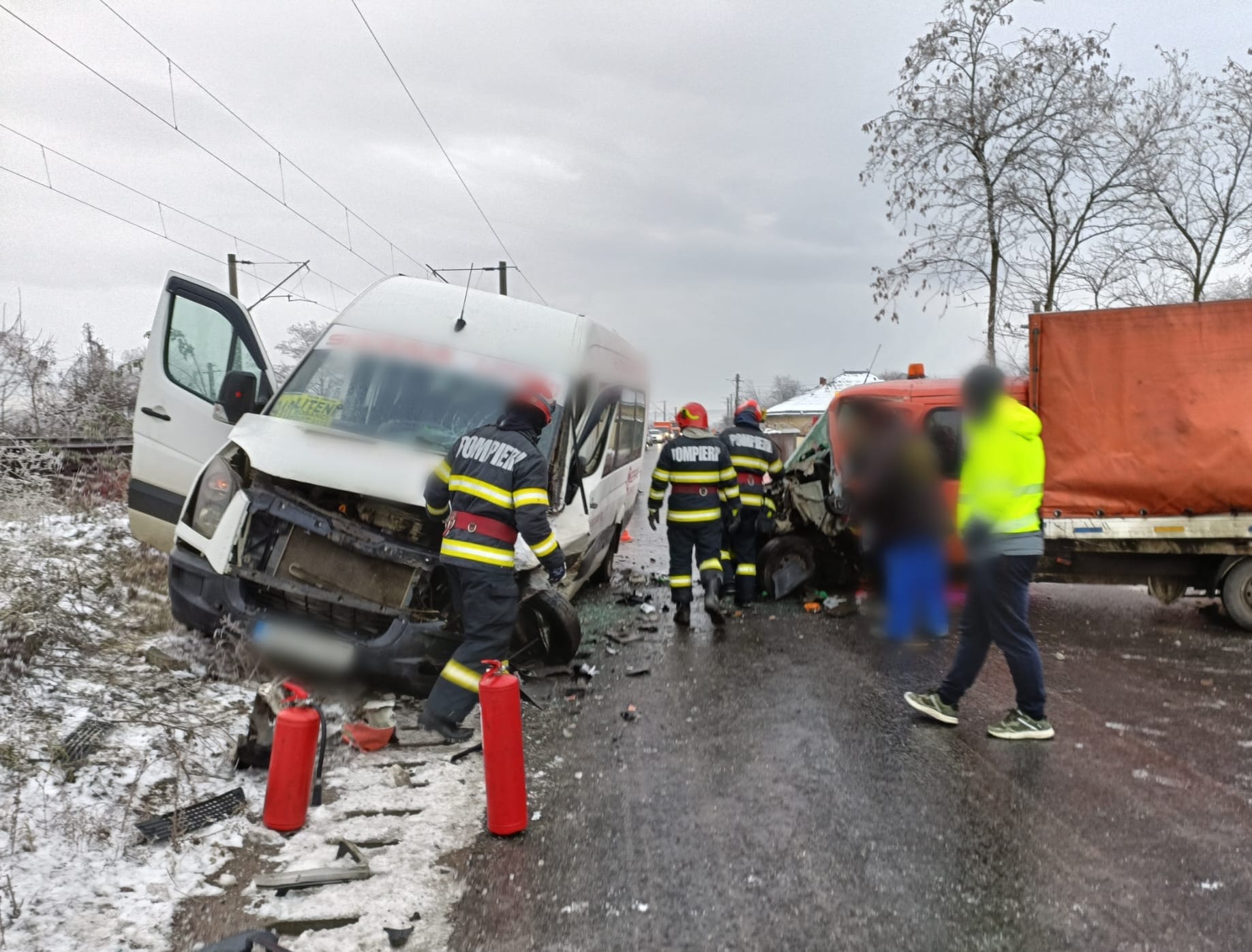 Suceava: Accident între un microbuz și o autoutilitară la Liteni. Șase persoane au ajuns la spital