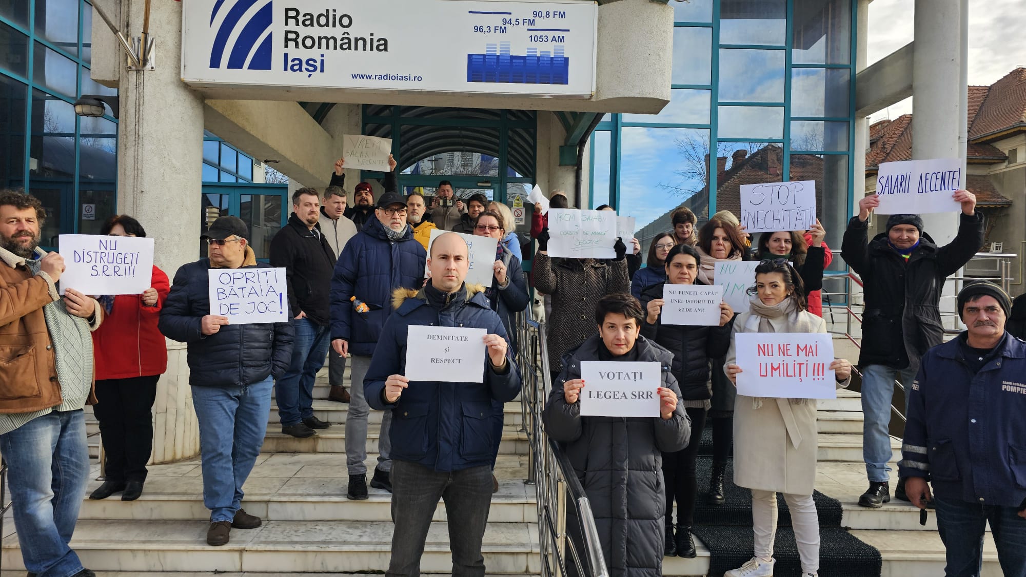 Angajații Radio Iași au protestat din nou în fața instituției