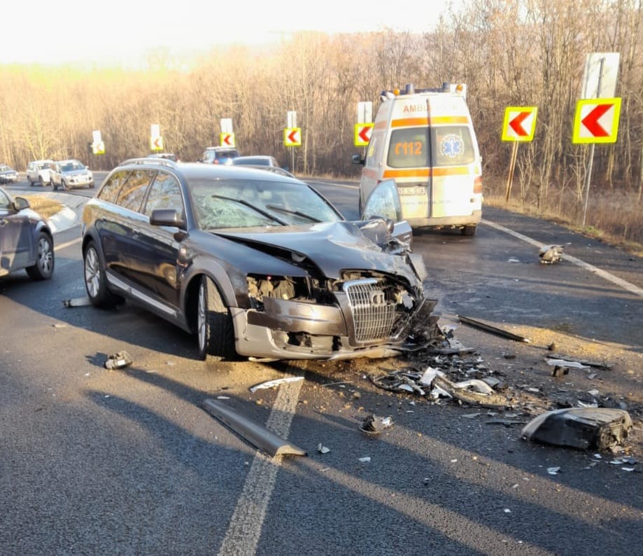 Botoşani: Accident cu două autoturisme; o şoferiţă scoasă de pompieri din maşină, transportată la spital