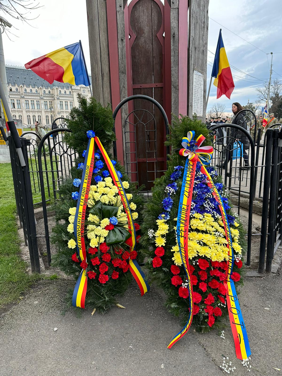 (FOTO) Ceremonie militară și religioasă la Monumentul Revoluției din Piața Palatului din Iași