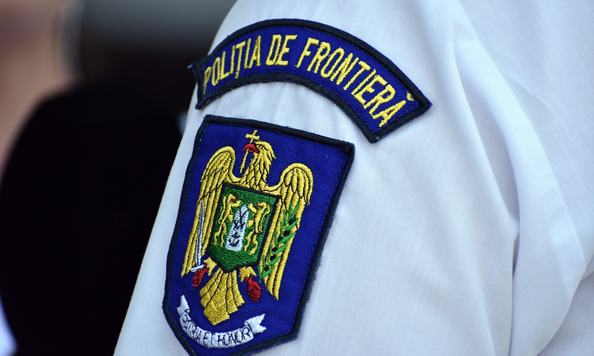 Poliţiştii de frontieră din Suceava cercetează un bărbat în a cărui maşină au descoperit ascunse aproape 1.700 de pachete cu ţigări nedeclarate la controlul de frontieră