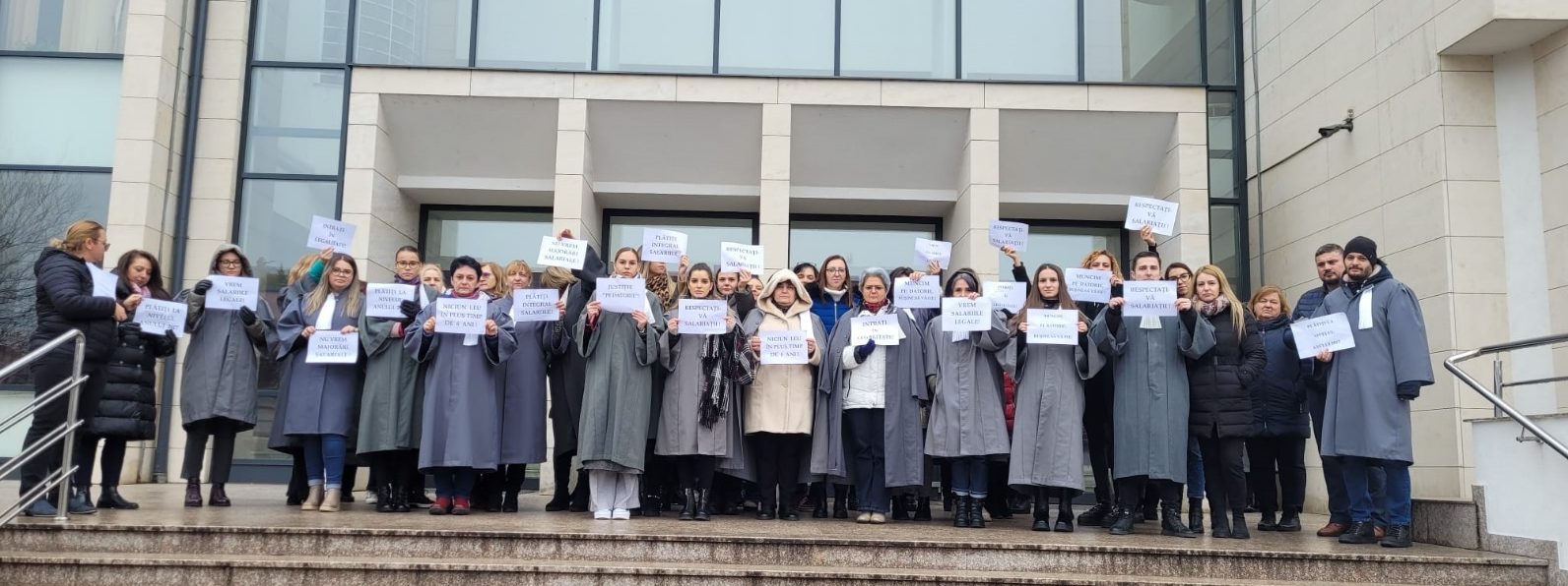 Personalul auxiliar de specialitate şi conex din instanţe şi parchete începe protestele