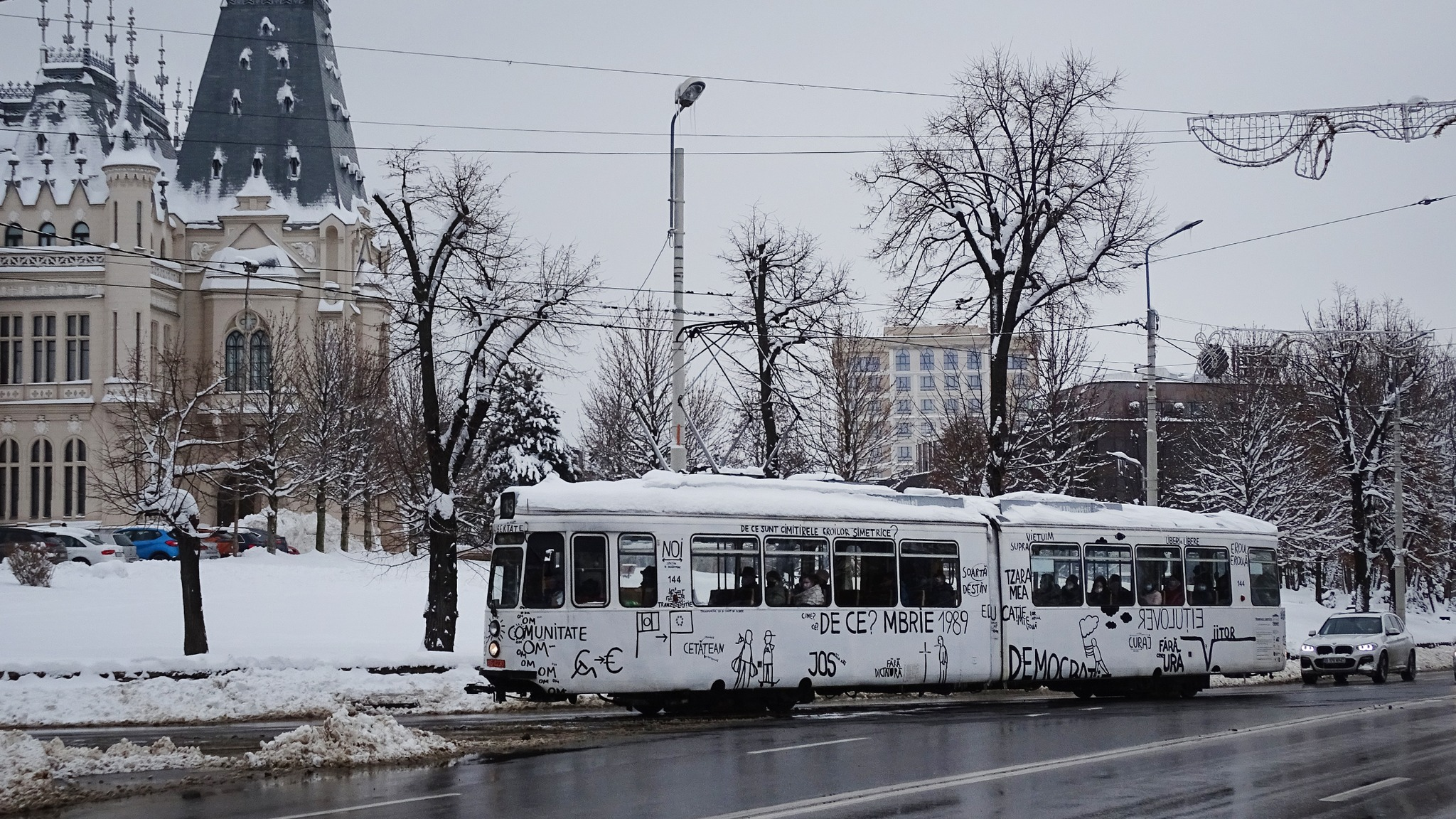 Omul care aduce vestea: De 10 ani, Iașul este orașul tramvaielor pictate! La mulți ani inspirați și colorați!