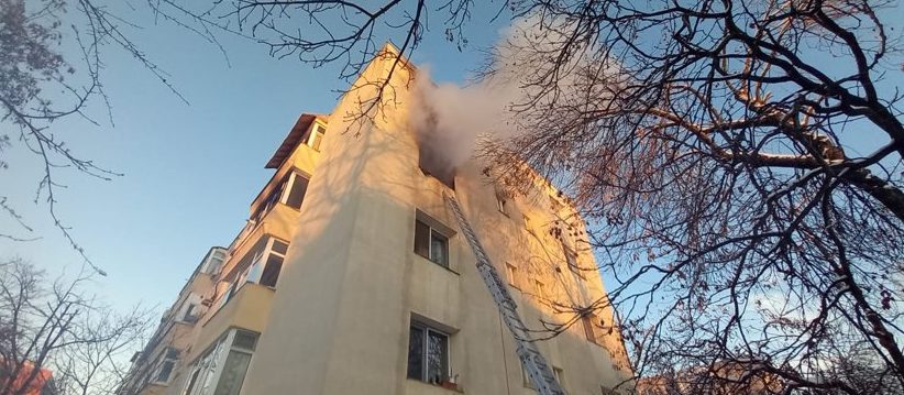 (AUDIO) Iaşi: Bebeluşul cu care mama s-a aruncat pe fereastră de teama unui incendiu a murit