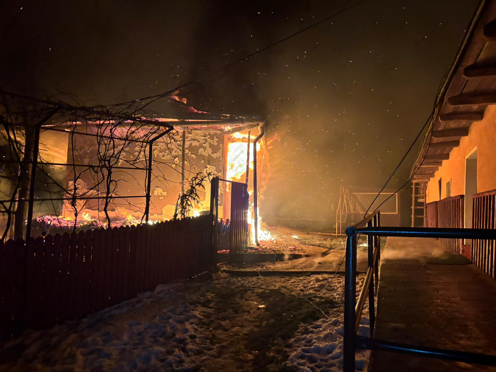 Botoşani: Un incendiu violent a cuprins o casă din localitatea Poiana