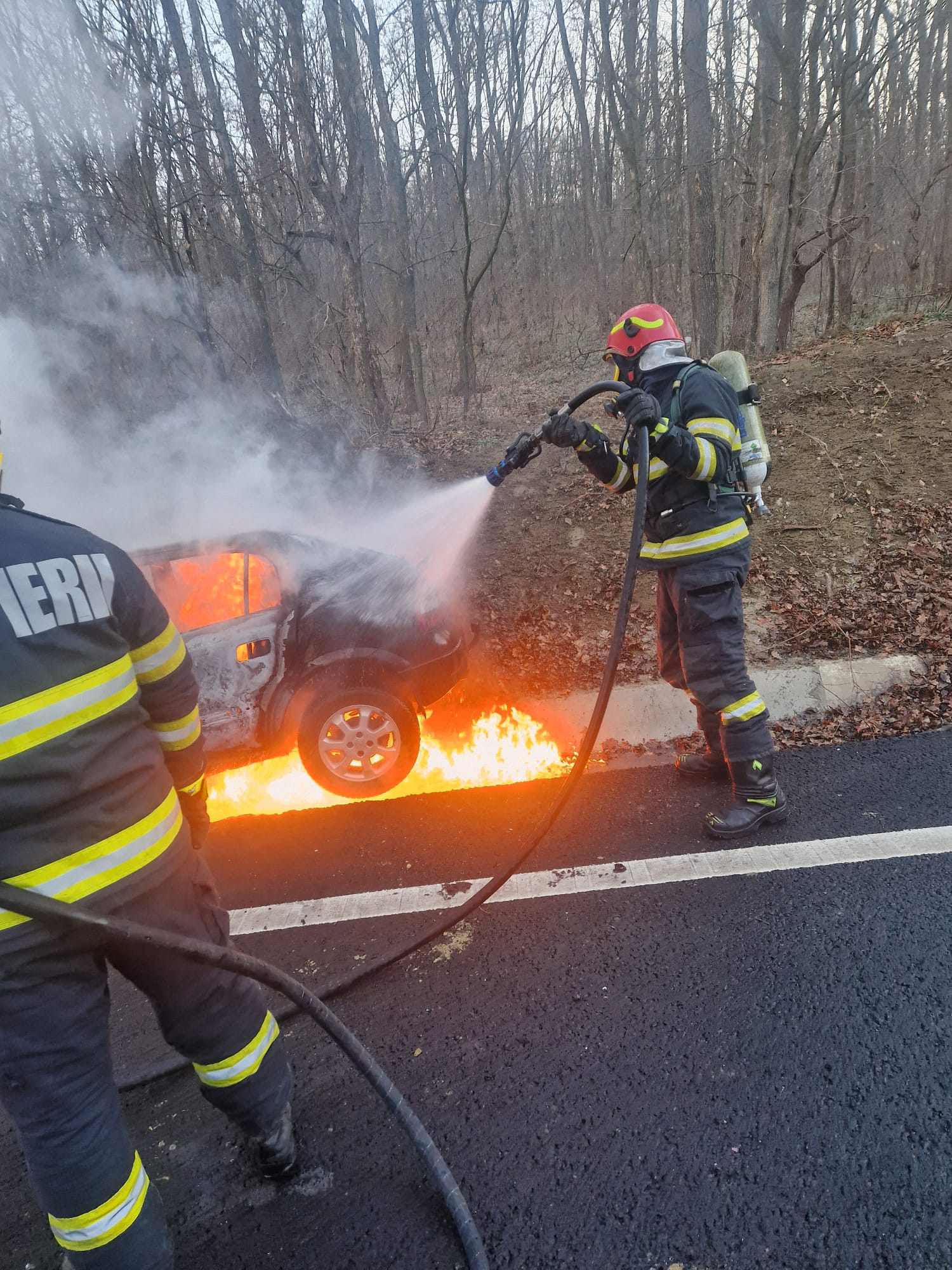 (FOTO) O mașină a luat foc după ce a fost implicată într-un accident rutier pe raza localității Zăicești, jud. Botoșani