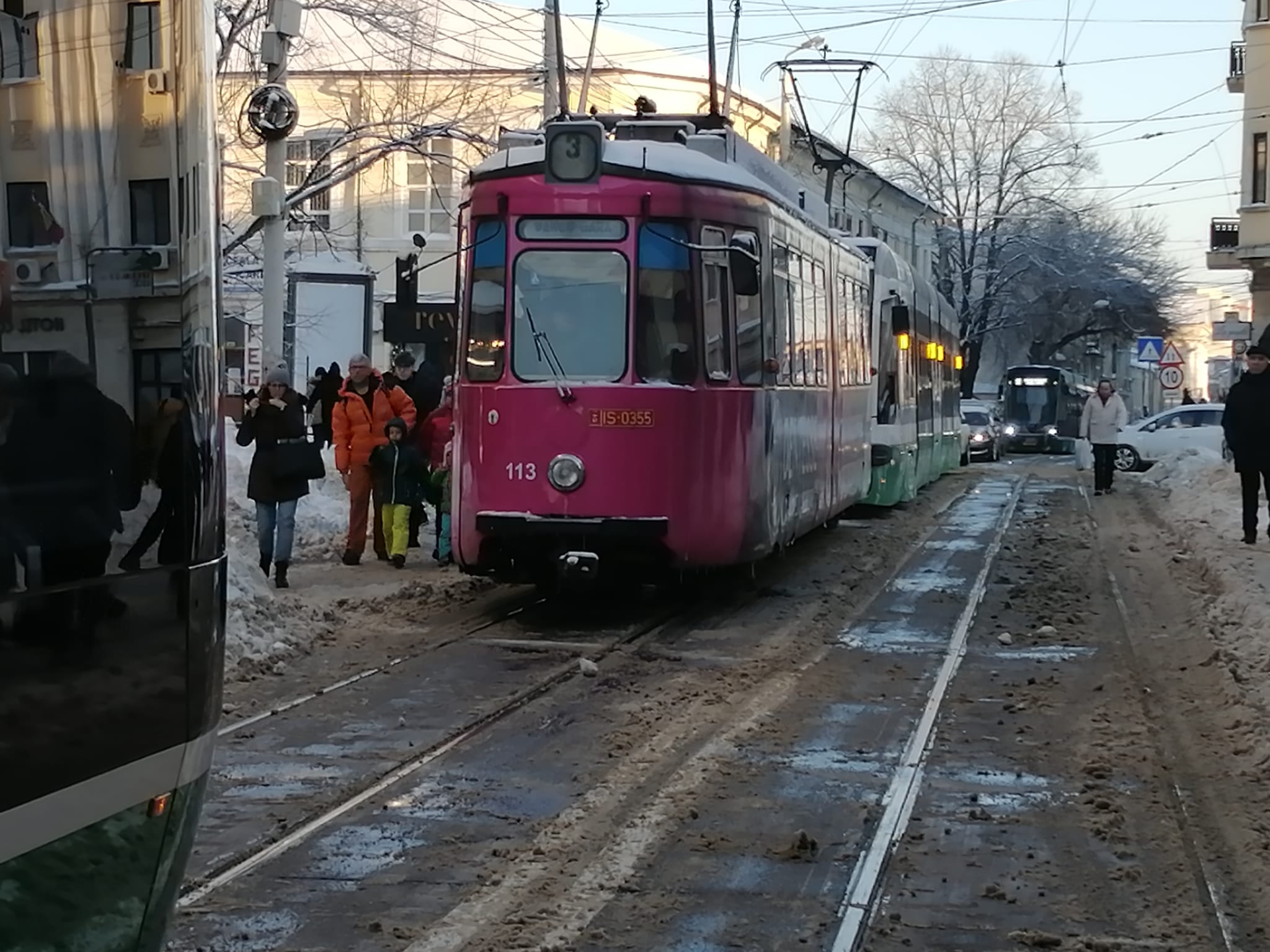 UPDATE (FOTO) Iași: Circulația tramvaielor, blocată în centrul orașului, după ce o garnitură s-ar fi defectat