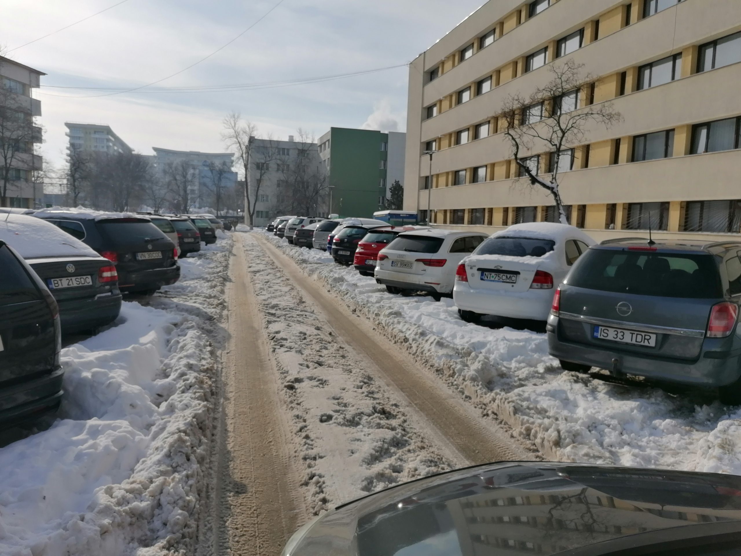 Galaţi: O sută de lucrători mobilizaţi să îndepărteze zăpada de pe trotuare, treceri pentru pietoni şi din zona şcolilor