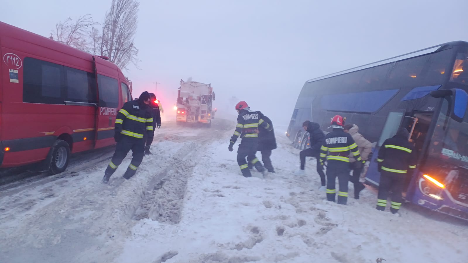 Vrancea: Un autocar cu 47 de persoane a ieşit în afara părţii carosabile, la Doaga