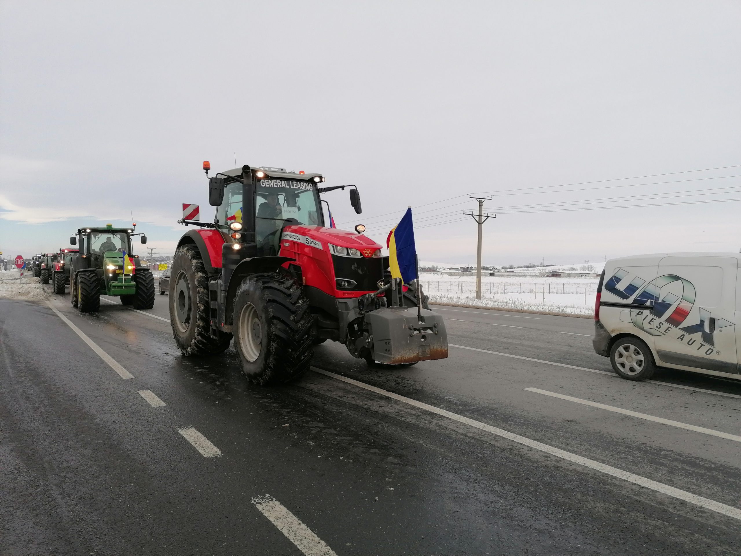 Protestele transportatorilor şi fermierilor continuă