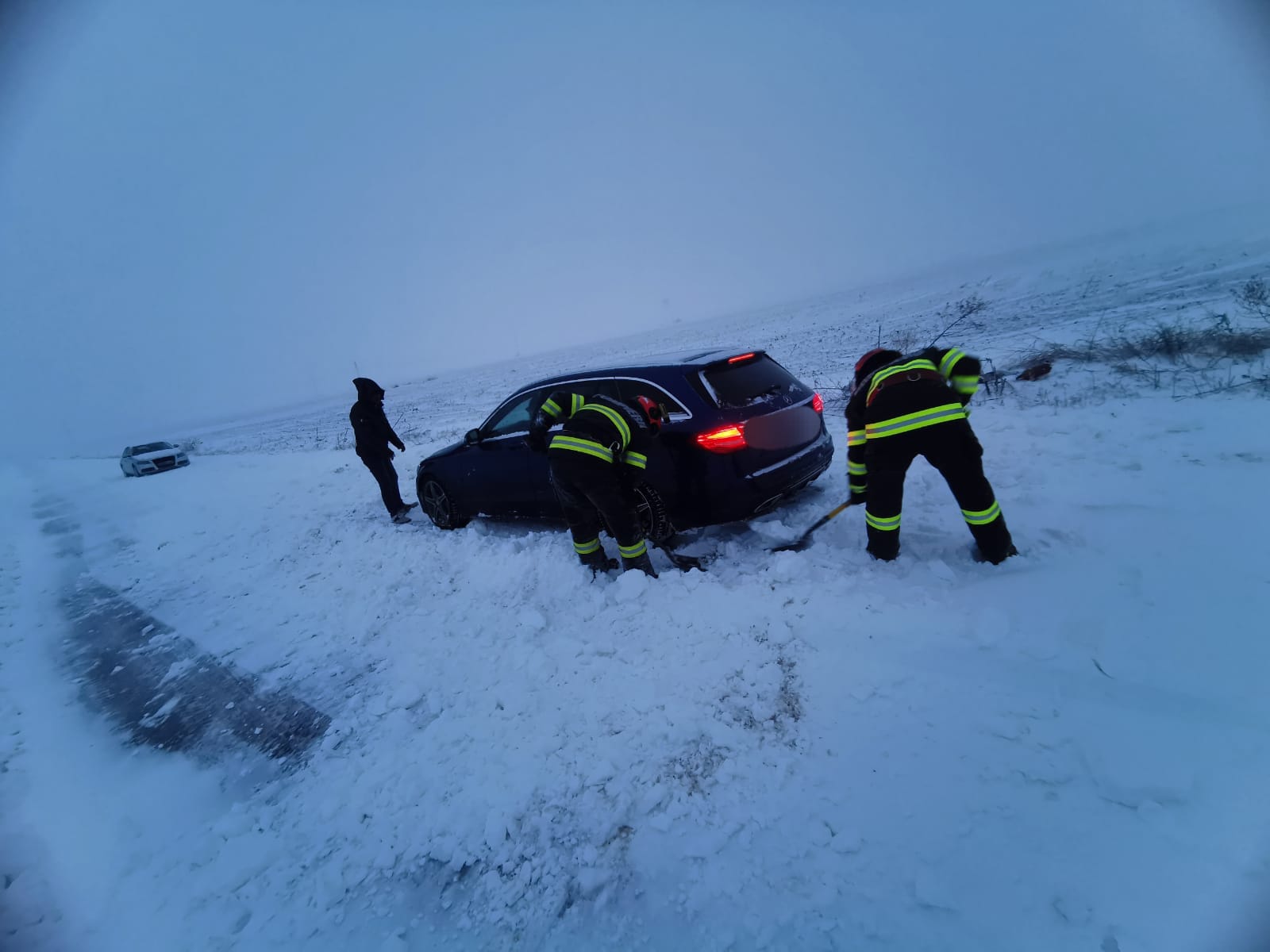 Din cauza viscolului, circulaţia rutieră a fost închisă pe DN29, între Răchiţi şi Săveni