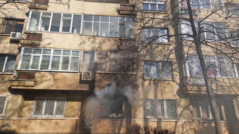 Iași: Incendiu la un bloc de pe strada Vasile Lupu