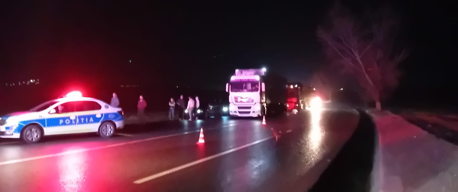 (AUDIO) Un șofer băut a provocat un accident grav pe DN 28. Trei persoane au ajuns la spital