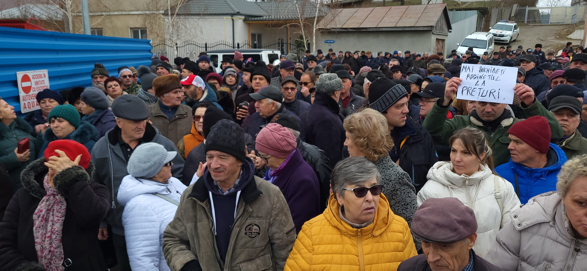 (AUDIO) Vaslui: Protest în fața sediului Sucursalei Aquavas Bârlad faţă de facturile mari la apă