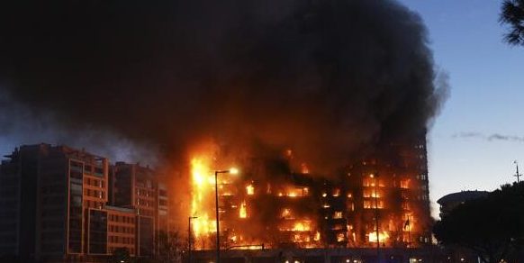 (UPDATE) Premierul spaniol Pedro Sanchez a vizitat locul incendiului care a distrus aseară un bloc de apartamente de 14 etaje din Valencia