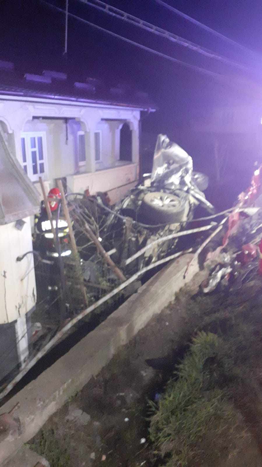 (FOTO) Accident în comuna Borca, jud Neamț. Trei tineri au murit