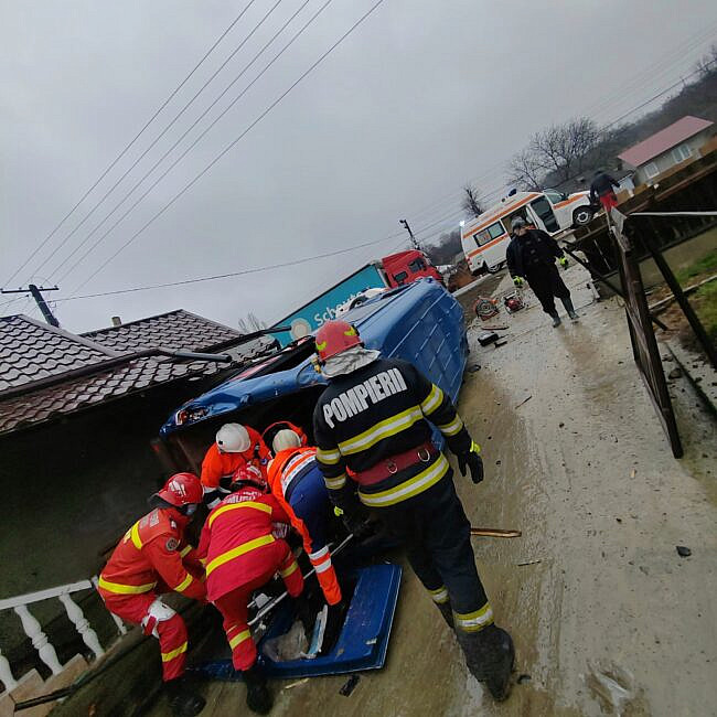 (FOTO) Suceava: Şase persoane rănite într-un accident rutier produs la Oniceni; trei dintre victime, încarcerate