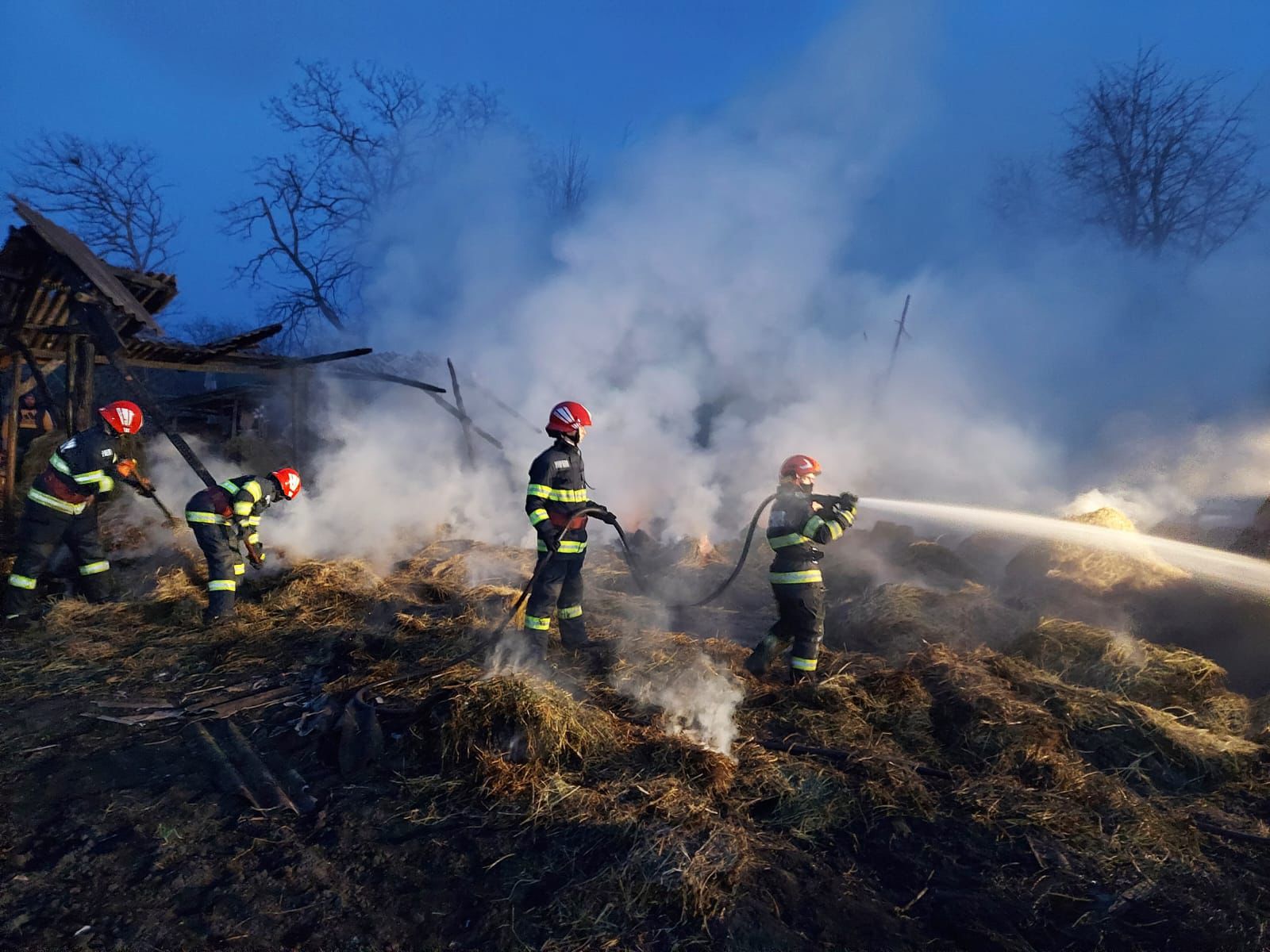 Botoşani: 30 de tone de furaje au ars într-un incendiu în localitatea Adăşeni