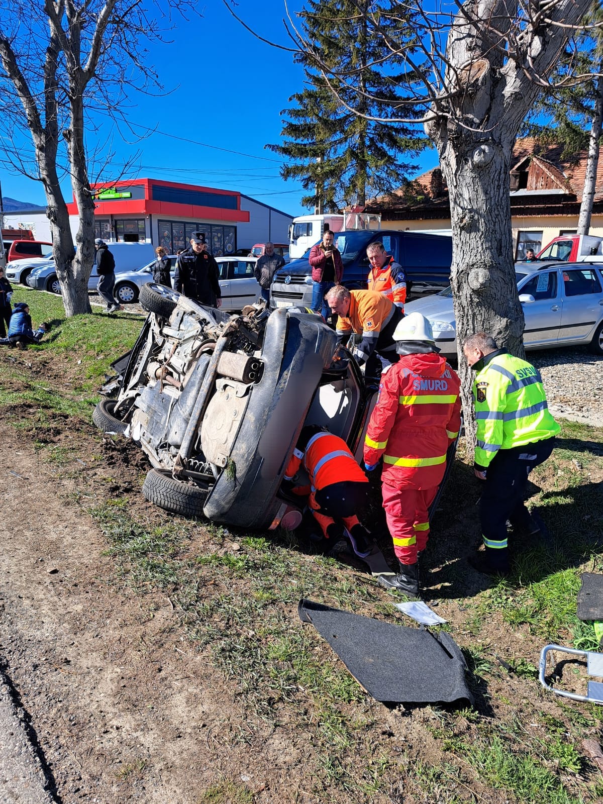 (FOTO) Accident rutier pe DN 15, în comuna Bălțătești, jud. Neamț. O persoană a rămas încarcerată