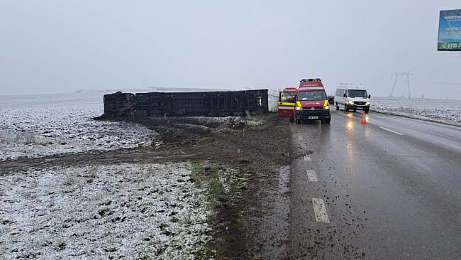 SUCEAVA: TIR răsturnat în afara carosabilului pe DN 2, la Cumpărătura. Traficul a fost blocat pe un sens