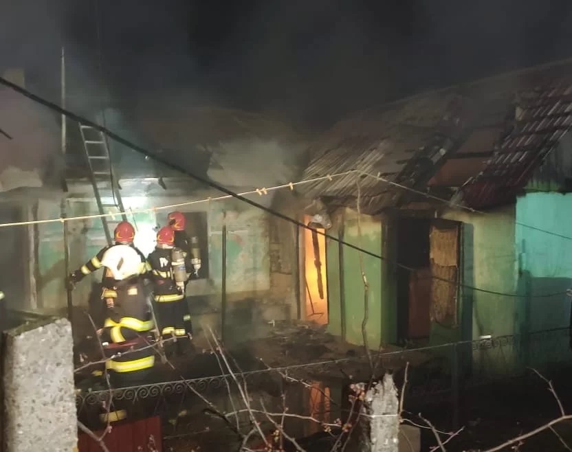 Vaslui: Un tânăr care a incendiat casa părinţilor din comuna Tutova, arestat preventiv