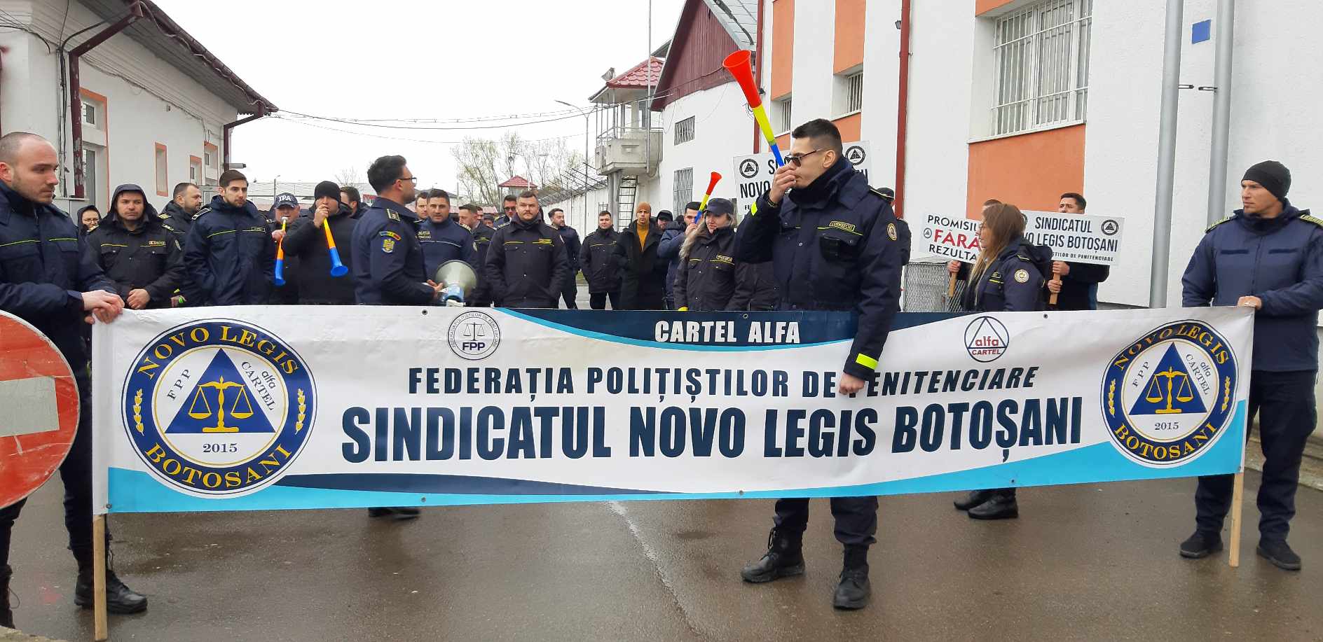 (AUDIO) Angajaţii din Penitenciarul Botoșani protestează, astăzi, nemulțumiți că nu li se aplică Legea salarizării unitare