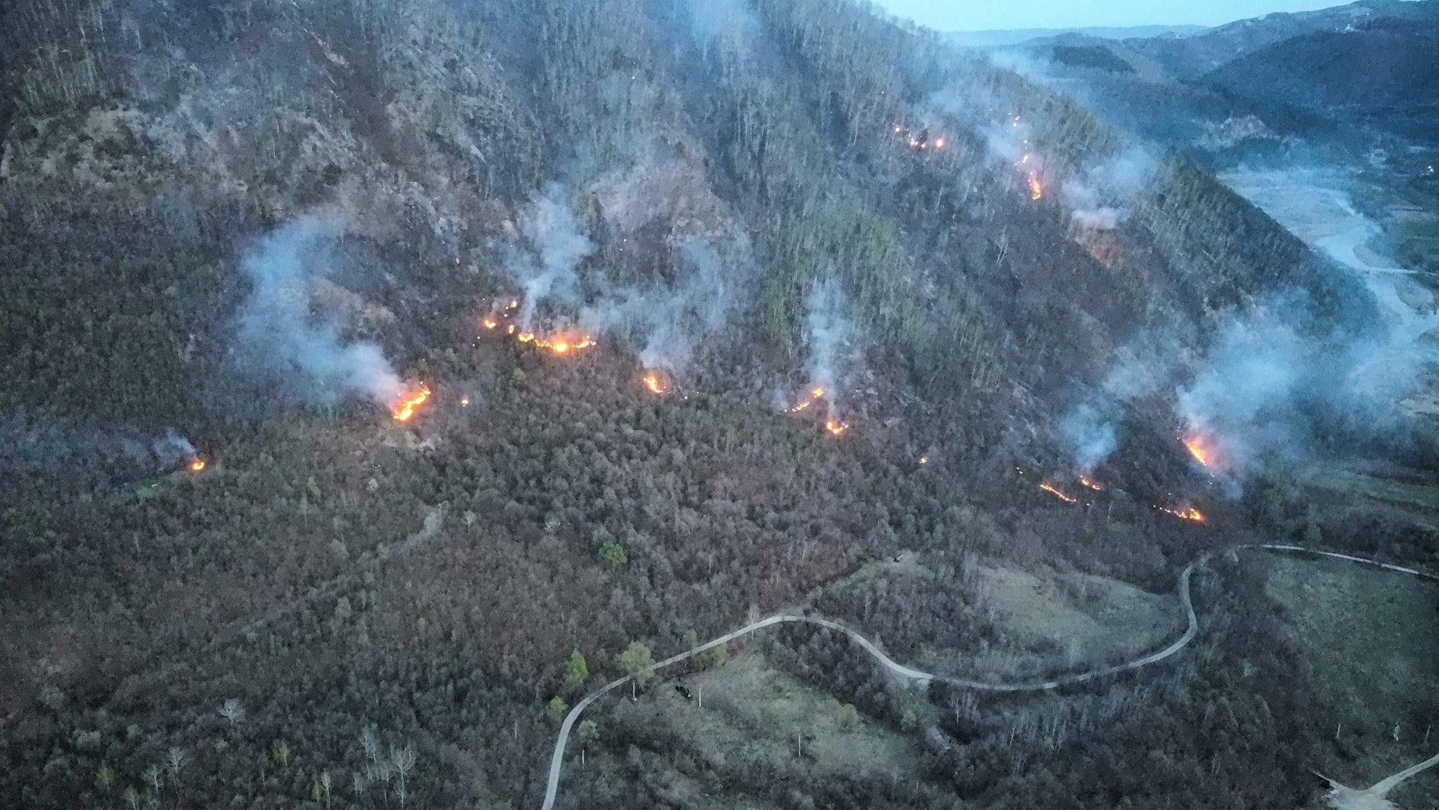 (AUDIO/FOTO) Incendiul de la Târgu Ocna: Aeronavele C27 J Spartan intervin pentru stingere