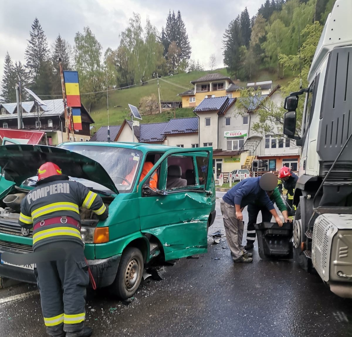 Neamț: Coliziune între o cisternă și un microbuz. Traficul rutier este blocat